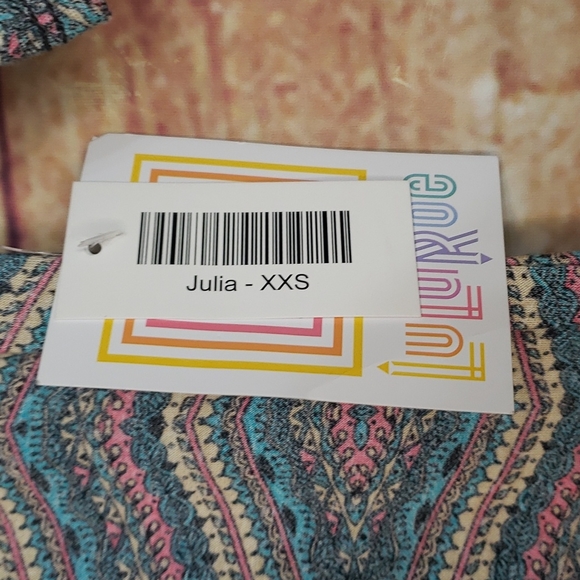 🚫⭐NWT LuLaRoe Julia Abstract Top - Picture 3 of 4